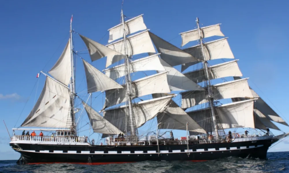 Στον Πειραιά το παραδοσιακό ιστιοφόρο «Belem» – Για πρώτη φορά θα μεταφέρει τη φλόγα των Ολυμπιακών Αγώνων (Βίντεο)